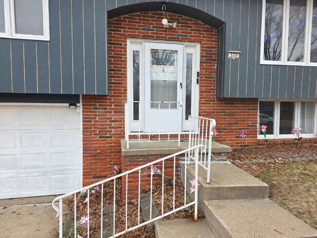 Building Photo - 320 34th St