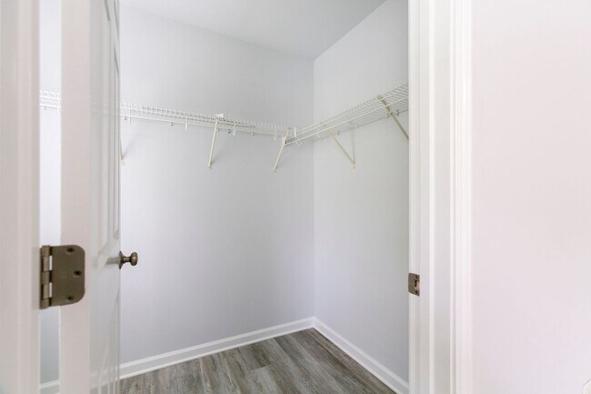 Building Photo - Peaceful 3-Bed, 2-Bath End Unit Townhome in Powell Place