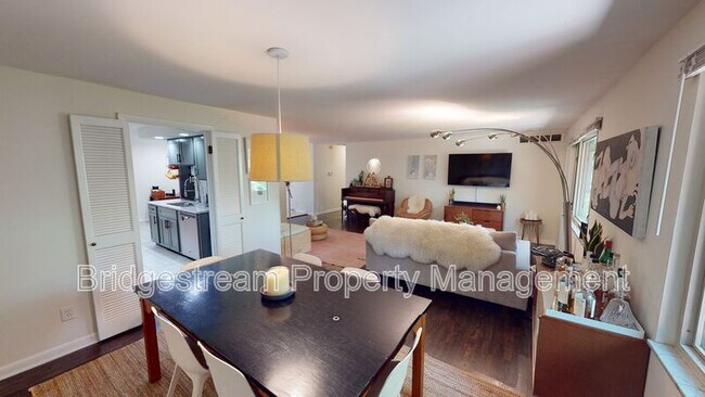 Building Photo - 2125 Belloak Dr