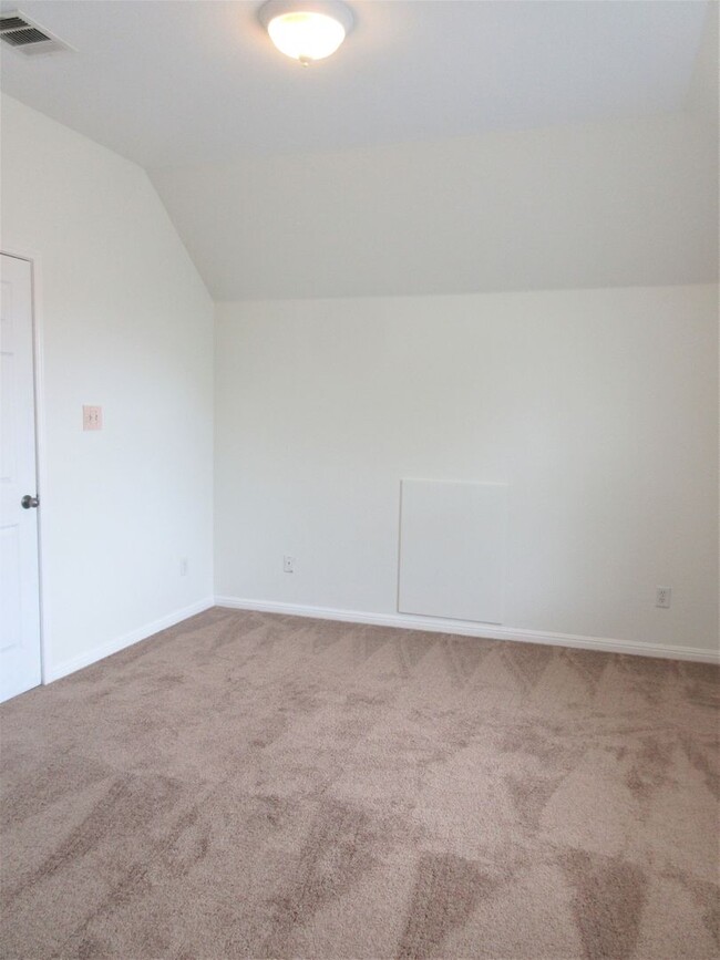 Building Photo - Large 4-bedroom with Office in the Estates...