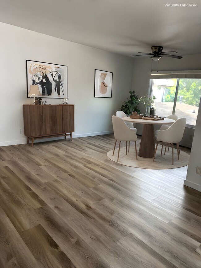 Building Photo - Stunning 2-Bedroom Townhome in the Heart o...