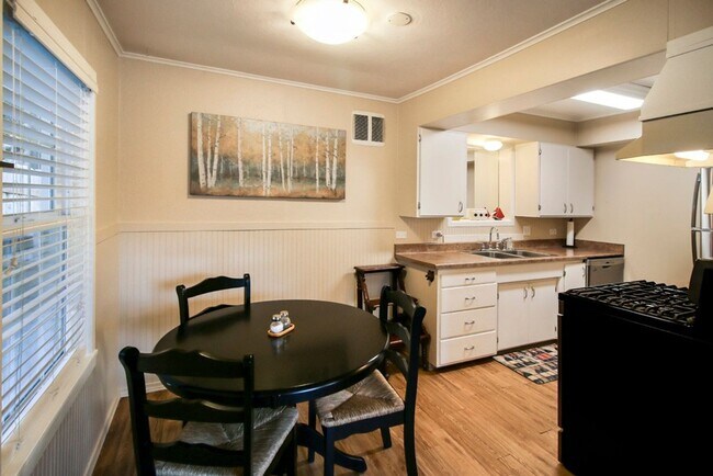 Building Photo - Daisy Creek Cottage: Fully Furnished 2bd/1ba, Fenced Yard, Utility Fee $300
