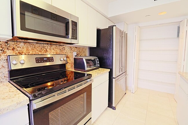 Building Photo - 3 bedroom in Aventura FL 33141