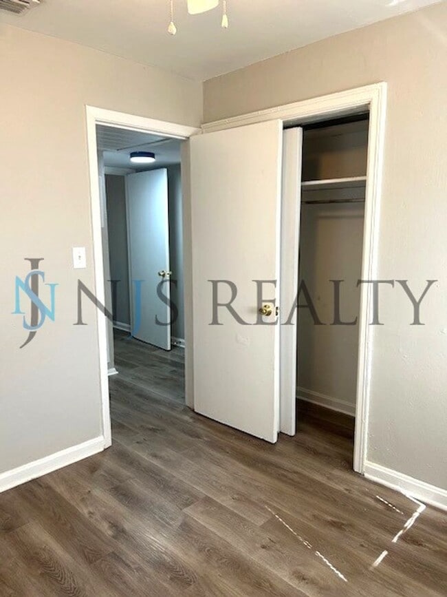 Building Photo - BEAUTIFULLY UPDATED 3/1 889sq ft home. with upgraded kitchen & bath & covered parking!!