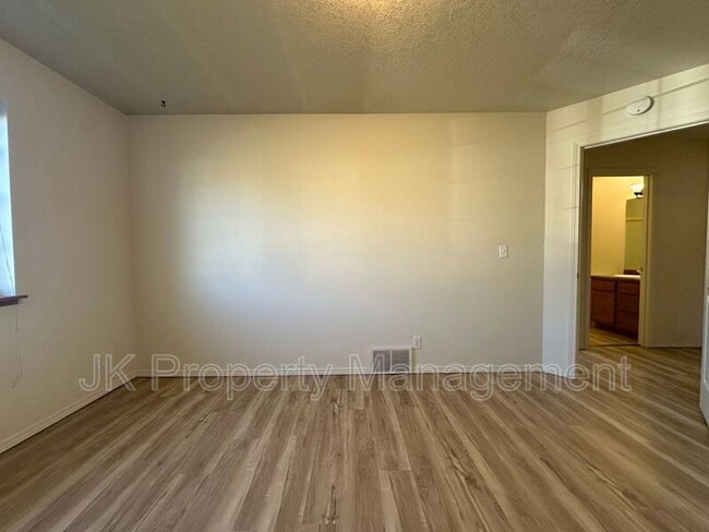 Building Photo - 608 Swan Ct