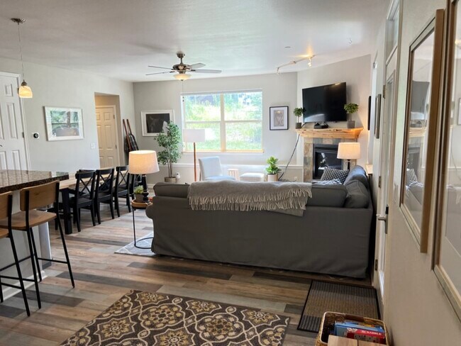 Building Photo - 115 Spinner St