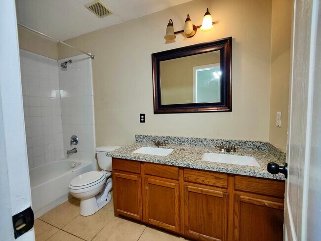 Building Photo - 21915 Stockbridge Ln