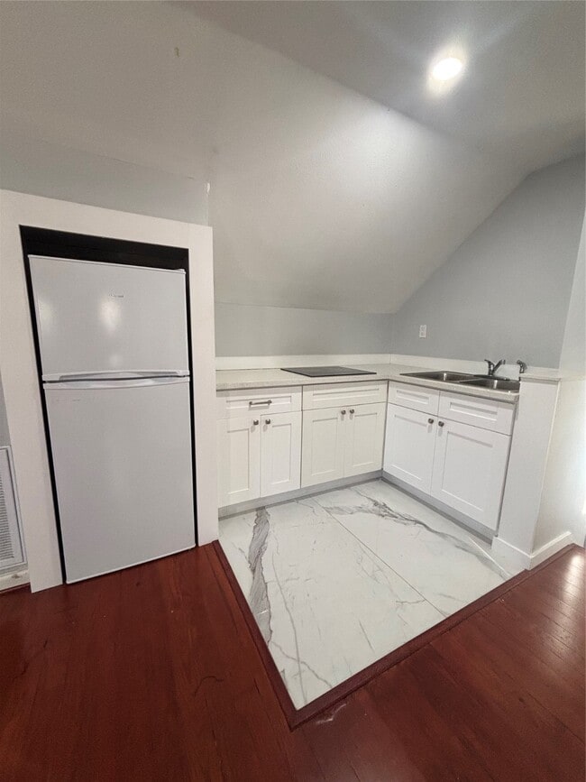 Building Photo - 2 Bayvilla Dr