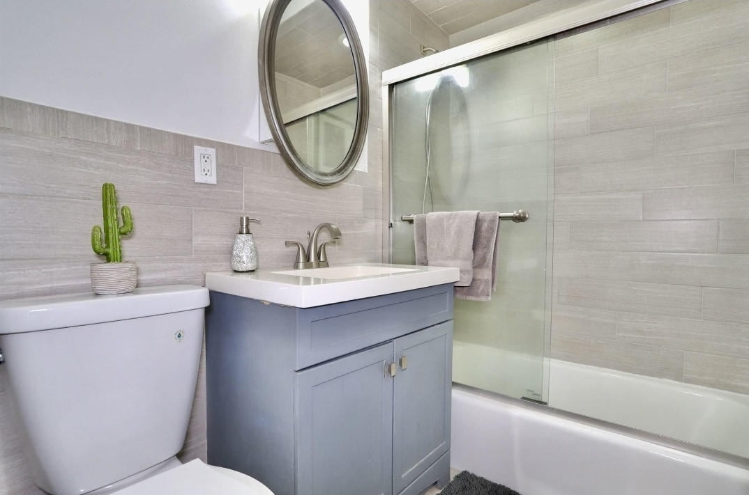 Batroom - 2520 John F Kennedy Blvd