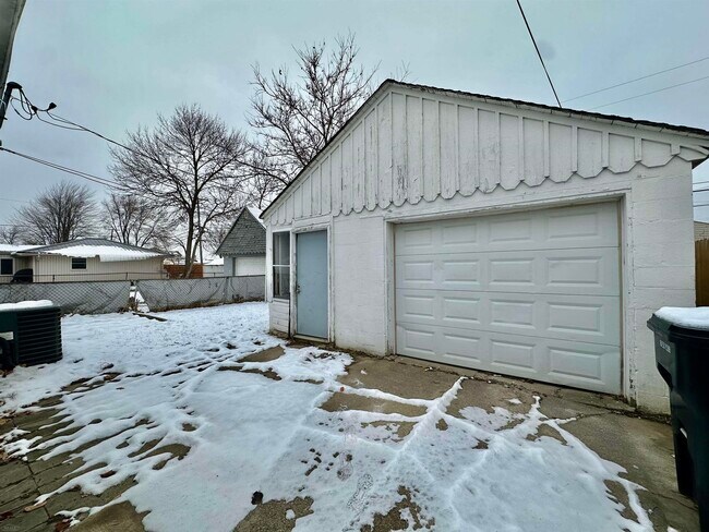 Building Photo - 30240 Groveland St