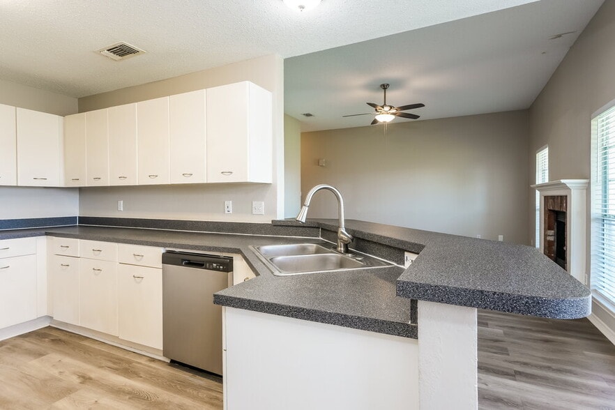 Building Photo - 321 Sondra Way