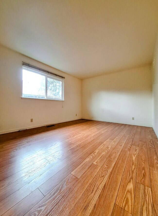 Building Photo - Charming 2bd Duplex With Private Yard & Garage