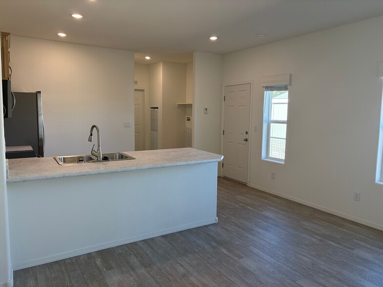 Building Photo - 2000 E Frontier Ave