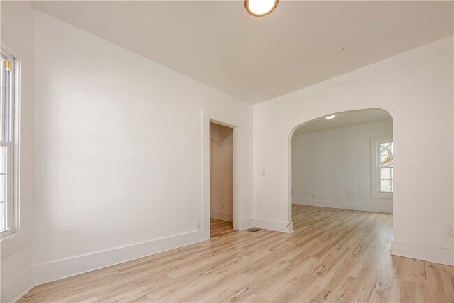 Building Photo - 575 Woodbine Ave