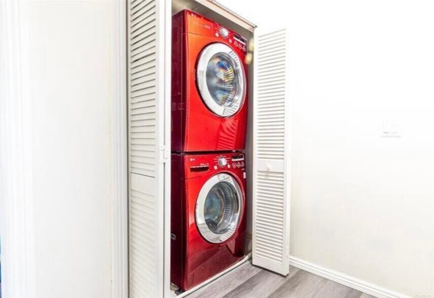 Building Photo - 4646 Hartley St