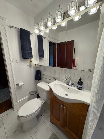 Building Photo - 17 Sunset St