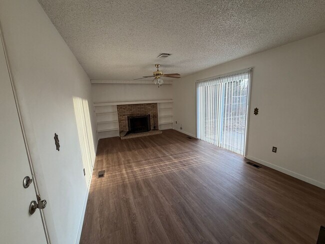 Building Photo - NEW LOW PRICE Spacious 3 Bed + Office, 2 Bath Single Family Home with a 2 Car Garage!