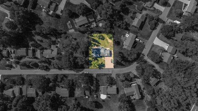 Building Photo - 2616 Douglas Dr