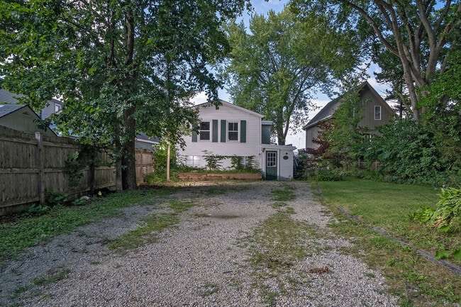 Primary Photo - 1 N Maple Ave