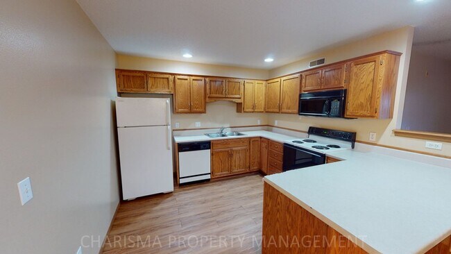 Building Photo - 2, BD IN BRANDON, JUST MINUTES FROM SF. CE...