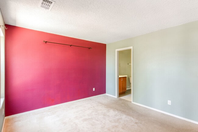 Building Photo - Three Bedroom, 2 Bathroom in newer Subdivi...
