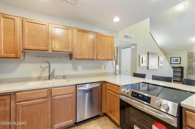 Building Photo - 5051 N Sabino Canyon Rd