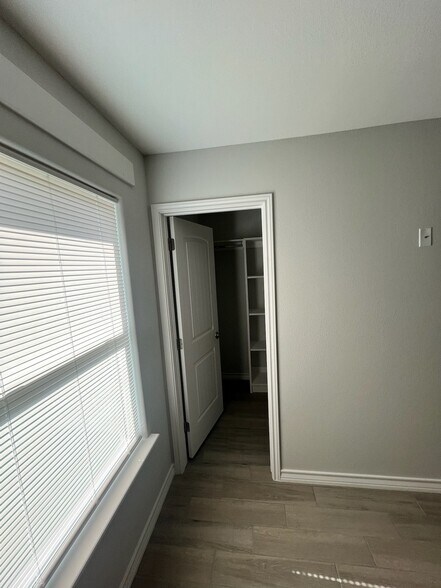 Building Photo - 1810 Atrium Pl Dr