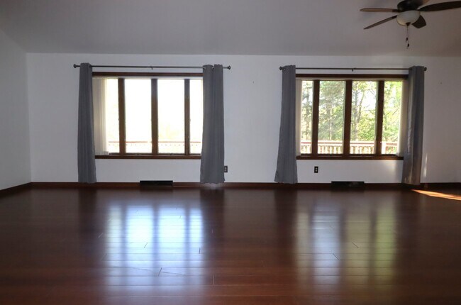 Building Photo - Stunning 4 Bedroom Home with Pond Access