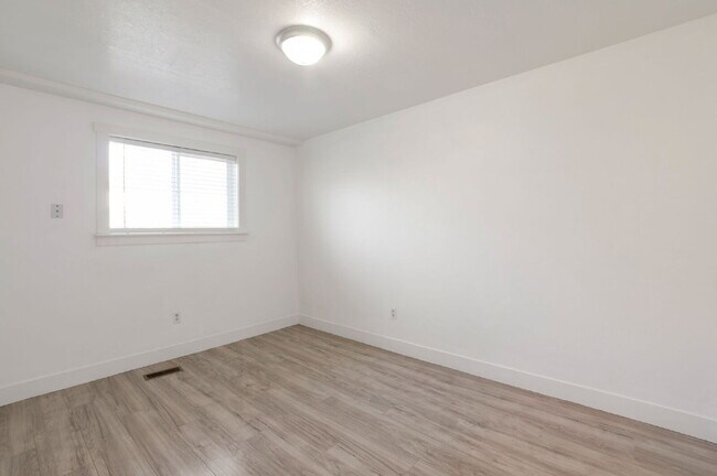 Building Photo - North Salt Lake 2 BD 1 BA - $500 Amazon Gift Card!! - $500.00 Security Deposit OAC -Brookside Lof...