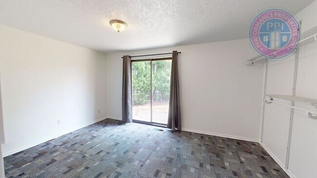 Building Photo - Desirable Sandy Neighborhood / Beautiful Single Level Ranch / Open Floor-Plan, Central Air