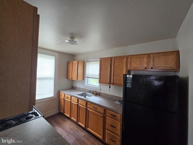 Building Photo - 106 Main St