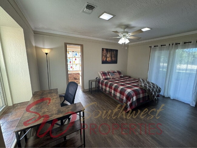 Building Photo - 2 bedroom 2 bath on a 12 acre paradise!