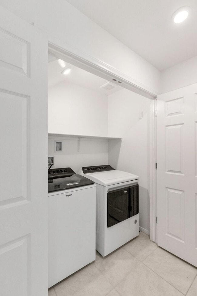 Building Photo - LIKE NEW 3 BEDROOM TOWNHOME