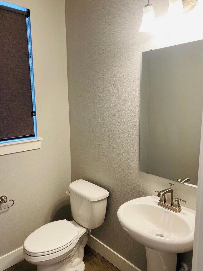 Building Photo - Gorgeous Newer Home!