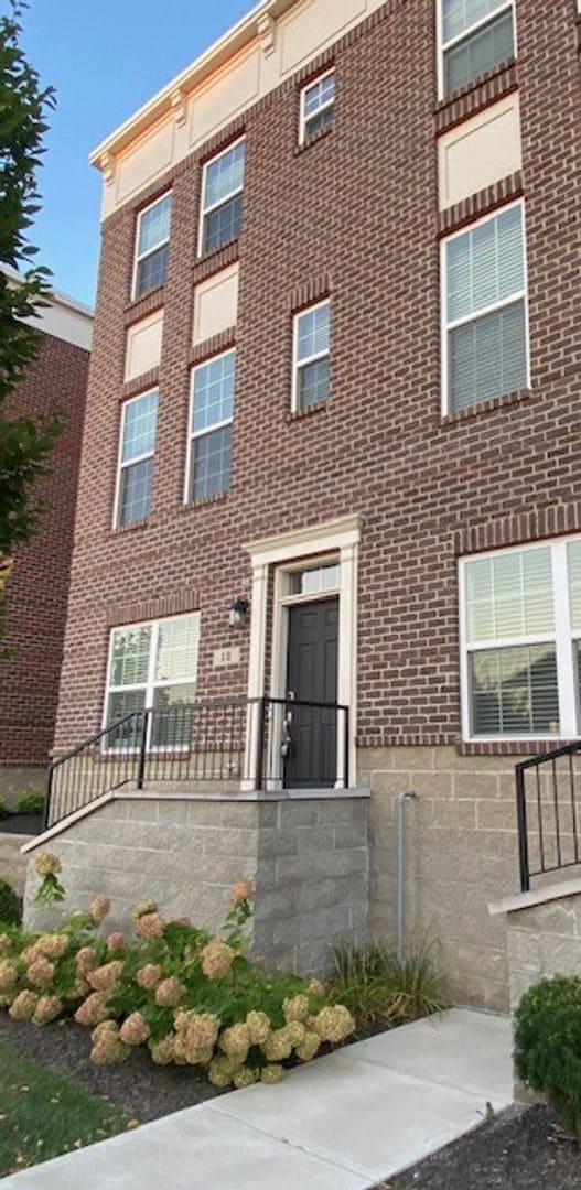 Building Photo - 2 Bed 2.5 Bath Townhome Available in Sprin...