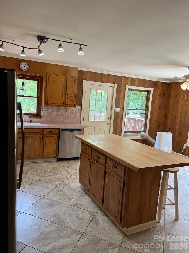 Building Photo - 8737 Whippoorwill Dr