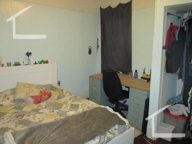 Building Photo - South Huntington 3-Bed
