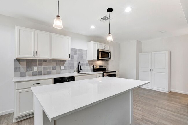 Building Photo - Updated Greenville Home