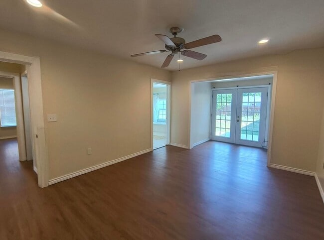 Building Photo - 2317 Live Oak St
