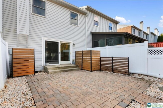 Building Photo - 1885 Redwood Dr