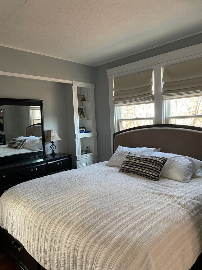 Building Photo - HYDE PARK SINGLE FAMILY HOME WITH OFF-STRE...