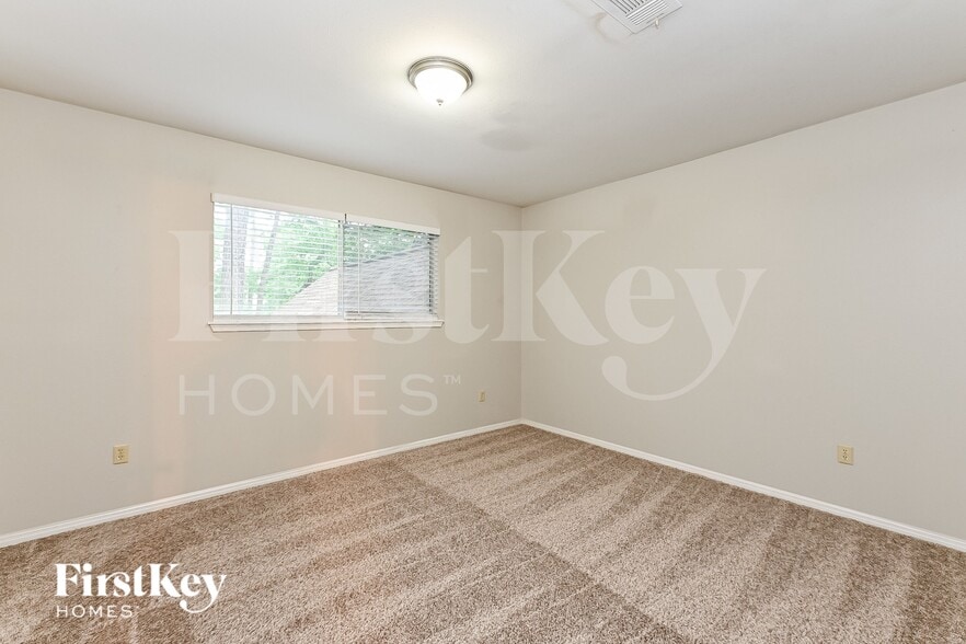 Building Photo - 16911 Memorial Oaks Ln