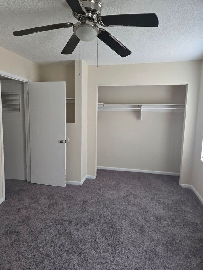 Building Photo - 2bedrooms 1.5 baths Townhome Available Now