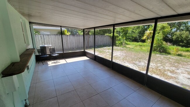 Building Photo - 2/1 w/ Garage in Seminole - Duplex