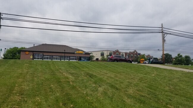 Building Photo - Fully Furnished Short-term rental Includes internet, cable, washer, dryer, etc