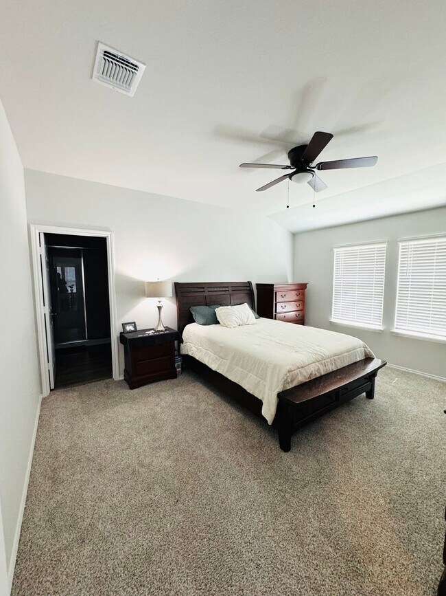 Building Photo - 3-bedroom 2-bathroom house!