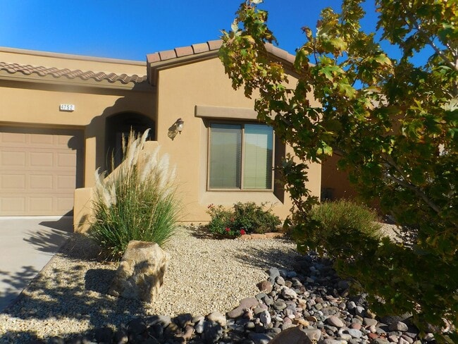 Building Photo - Beautiful 3 bedroom to bath house in the Sonoma Ranch Area.