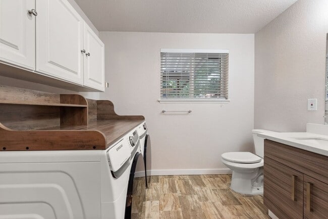 Building Photo - Stunning 4BR/2.5BA Home in Lake Forest Park ?
