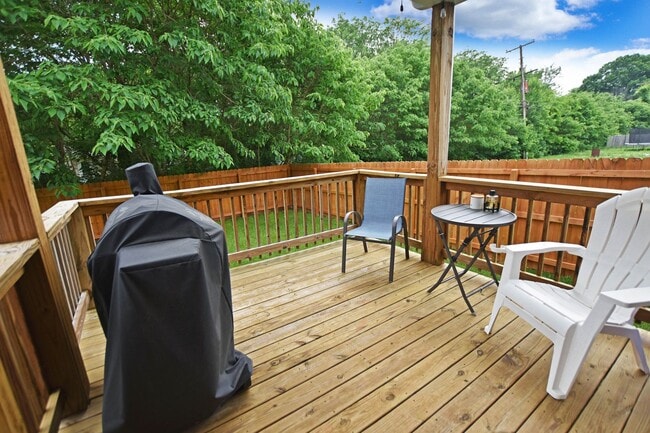 Building Photo - Pet Friendly Three Bedroom!