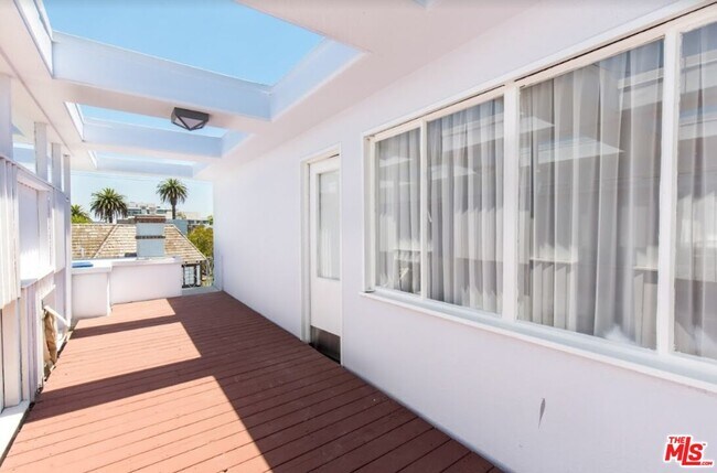Building Photo - 130 San Vicente Blvd